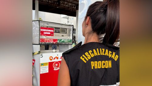 Procon lacra bomba de combustível após identificar irregularidade Procon lacra bomba de combustível após identificar irregularidade