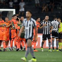 Botafogo cai para o Barcelona e fica fora da Libertadores Imagem referente a Botafogo cai para o Barcelona e fica fora da Libertadores