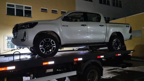 Caminhonete furtada em Curitiba é recuperada pela polícia em Cascavel Caminhonete furtada em Curitiba é recuperada pela polícia em Cascavel