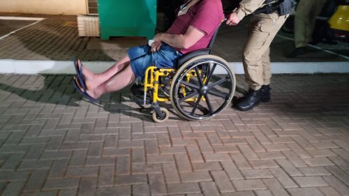 Idoso é detido após incendiar casa e ameaçar familiares com faca em caso de violência doméstica Idoso é detido após incendiar casa e ameaçar familiares com faca em caso de violência doméstica