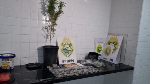 Duas pessoas são detidas com drogas após denúncias no bairro Sanga Funda, em Cascavel Duas pessoas são detidas com drogas após denúncias no bairro Sanga Funda, em Cascavel