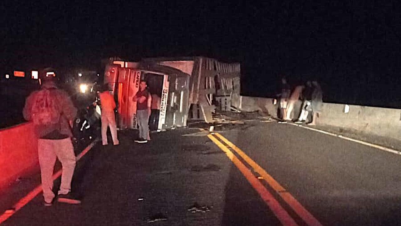 Acidente com caminhão deixa motorista ferido na PR-484 Acidente com caminhão deixa motorista ferido na PR-484