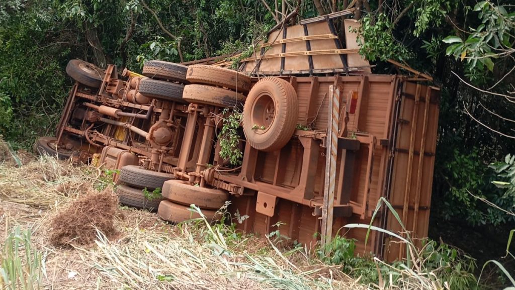 Caminhão tomba na PR-486 em Assis Chateaubriand