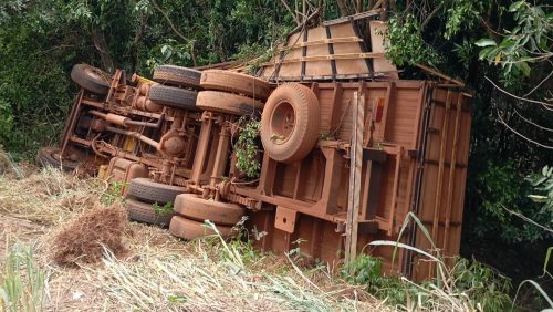 Caminhão tomba na PR-486 em Assis Chateaubriand