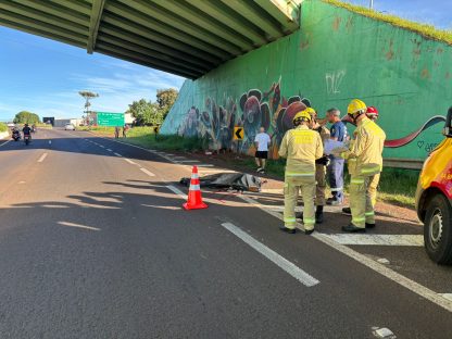 Bombeiros são acionados mas vítima morre na PRc-467, em Cascavel Bombeiros são acionados mas vítima morre na PRc-467, em Cascavel