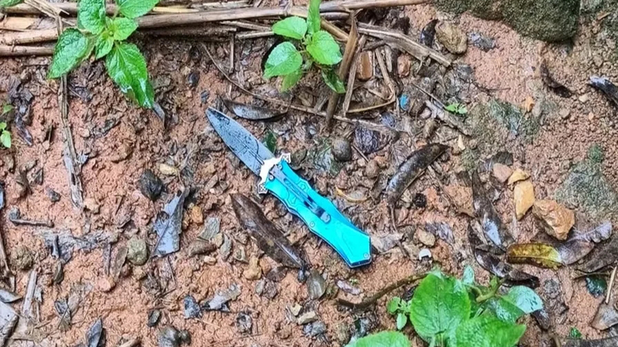 Mulher é morta a facadas após recusar beijo; suspeito de 18 anos é indiciado por feminicídio