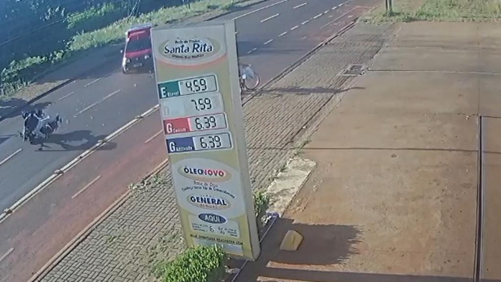 Câmera flagra colisão entre moto e Fiorino na Avenida Piquiri