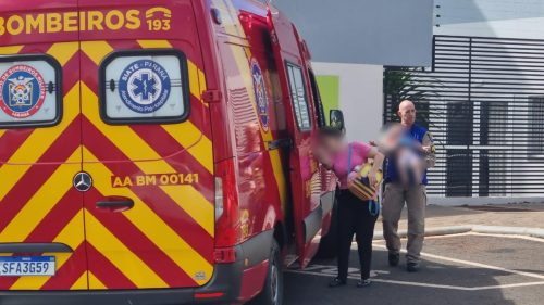Bebê ferida é socorrida pelo Siate na Rua Porto Alegre Bebê ferida é socorrida pelo Siate na Rua Porto Alegre