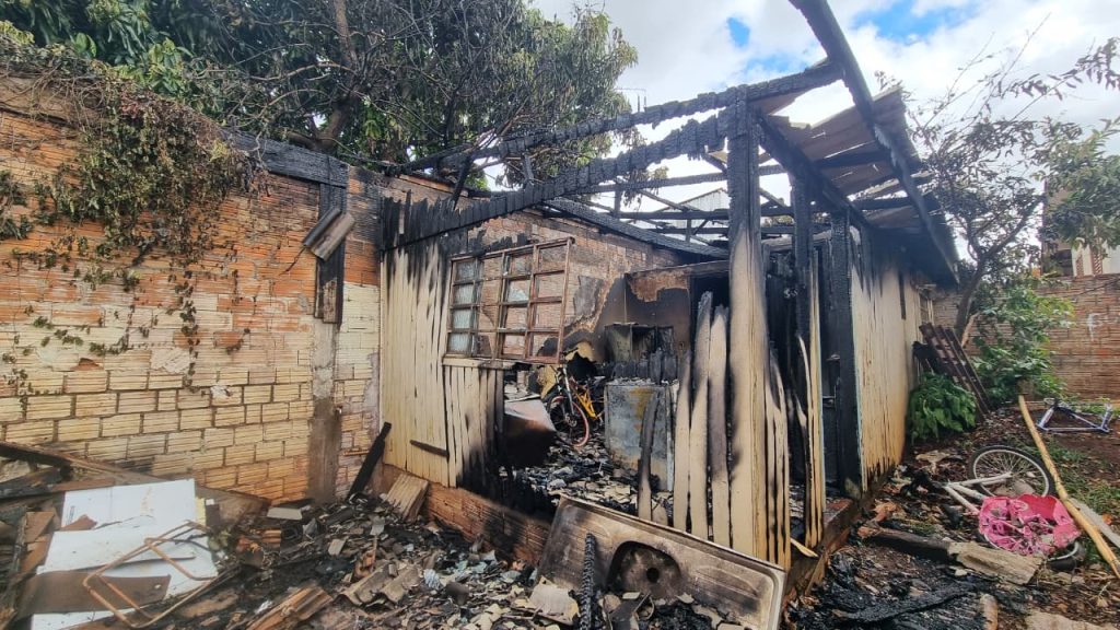 Casa de madeira é destruída em incêndio e família perde tudo