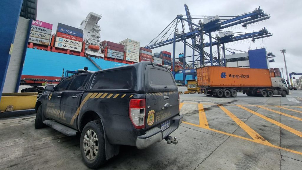 Operação Fundo Falso: PF cumpre 11 mandados contra grupo suspeito de enviar cocaína ao exterior