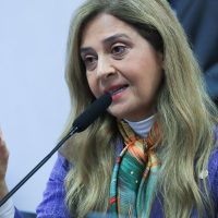 Imagem referente a Dino mantém depoimento de Leila Pereira na CPMI do INSS
