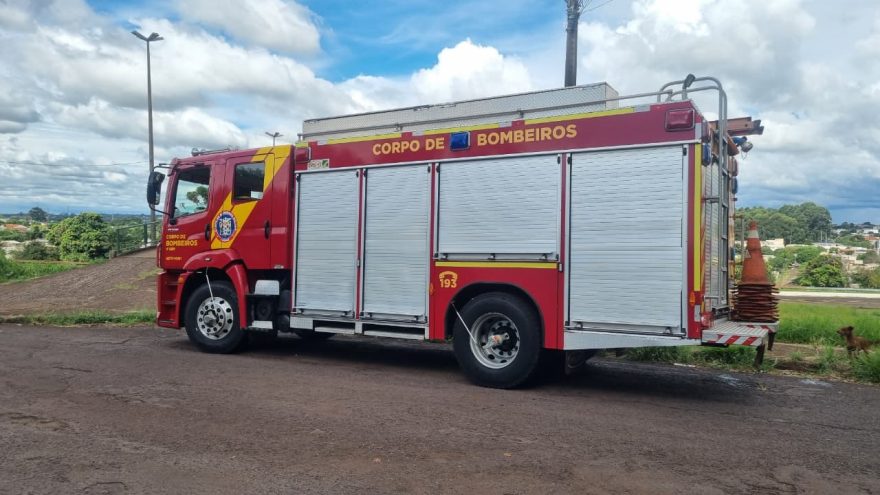 Mulher é socorrida pelo Corpo de Bombeiros em passarela da PRc-467, em Cascavel