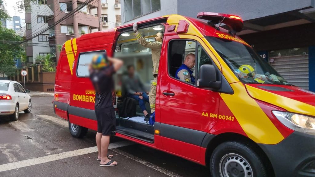 Motociclista de 25 anos é socorrido após colisão com Gol no Centro