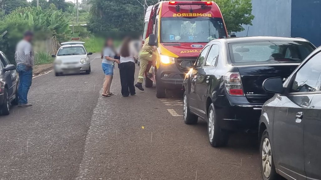 Adolescente de 13 anos é socorrida pelo Siate após queda em colégio no Brasmadeira