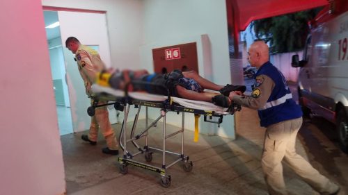 Ciclista de 15 anos fica ferido ao desviar de carro parado em ciclofaixa no Maria Luiza Ciclista de 15 anos fica ferido ao desviar de carro parado em ciclofaixa no Maria Luiza