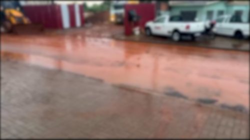 Morador reclama de barro que sai de obra e invade residências na Rua Flamboyant Morador reclama de barro que sai de obra e invade residências na Rua Flamboyant