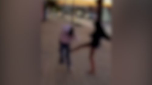 Revoltante! Adolescente espera estudante chegar em colégio de Cascavel e a agride com socos e chutes Revoltante! Adolescente espera estudante chegar em colégio de Cascavel e a agride com socos e chutes