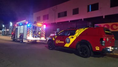 Bombeiros são acionados para incêndio em depósito, mas verificam que fumaça era dedetização, em Cascavel Imagem referente a Bombeiros são acionados para incêndio em depósito, mas verificam que fumaça era dedetização, em Cascavel