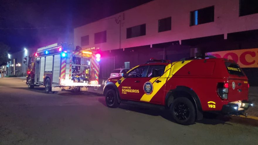 Bombeiros são acionados para incêndio em depósito, mas verificam que fumaça era dedetização, em Cascavel