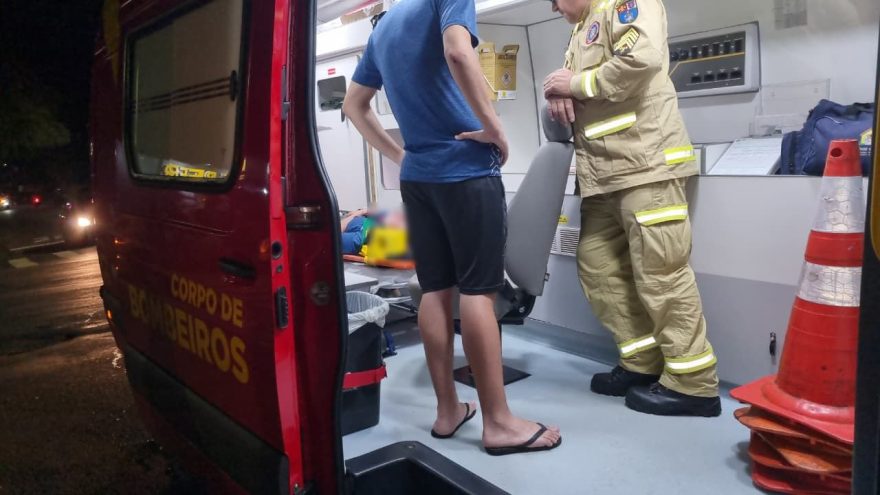 Batida entre Gol e autopropelido deixa dois jovens feridos na zona norte