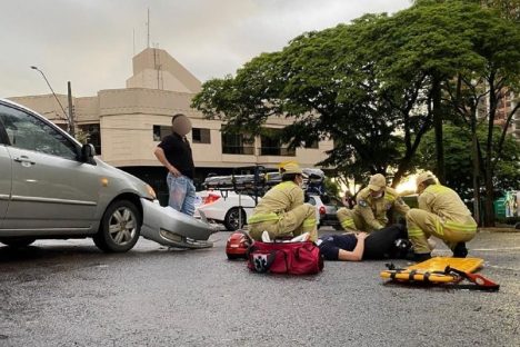 Colisão entre Biz e Corolla deixa duas jovens feridas em Umuarama