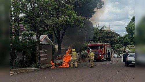 Gol é incendiado em Toledo por dois encapuzados em ação criminosa