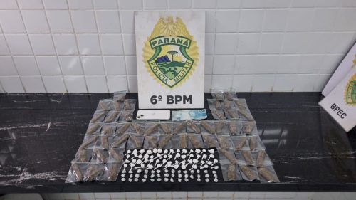 Segundo a PM, suspeita tentou esconder drogas debaixo de pia durante abordagem no Melissa Segundo a PM, suspeita tentou esconder drogas debaixo de pia durante abordagem no Melissa