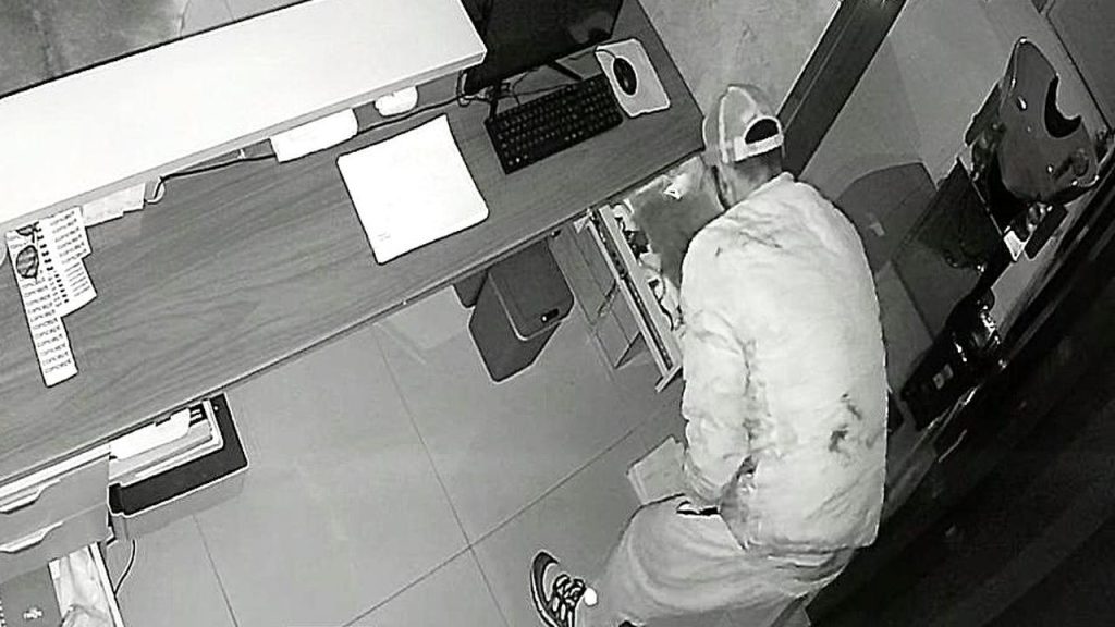 Empresária acorda com alerta das câmeras e flagra criminoso dentro de clínica em Cascavel