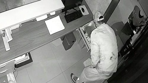 Empresária acorda com alerta das câmeras e flagra criminoso dentro de clínica em Cascavel Empresária acorda com alerta das câmeras e flagra criminoso dentro de clínica em Cascavel