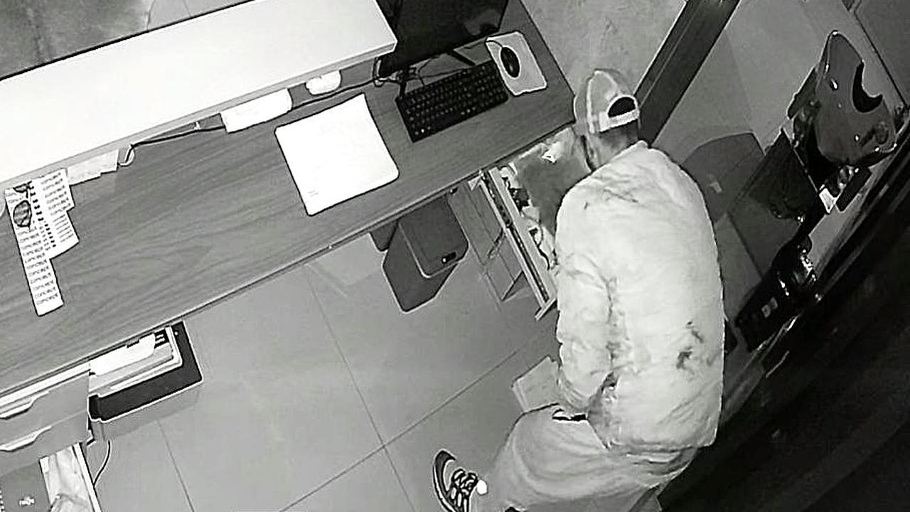 Empresária acorda com alerta das câmeras e flagra criminoso dentro de clínica em Cascavel Empresária acorda com alerta das câmeras e flagra criminoso dentro de clínica em Cascavel