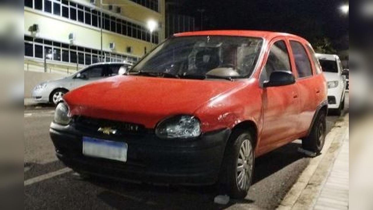 Carro furtado é localizado abandonado no bairro Morumbi Carro furtado é localizado abandonado no bairro Morumbi
