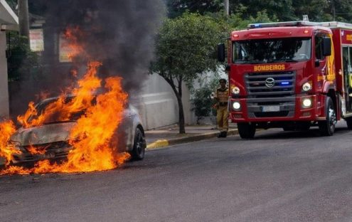 Homem encapuzado ateia fogo em veículo e foge em Uno prata