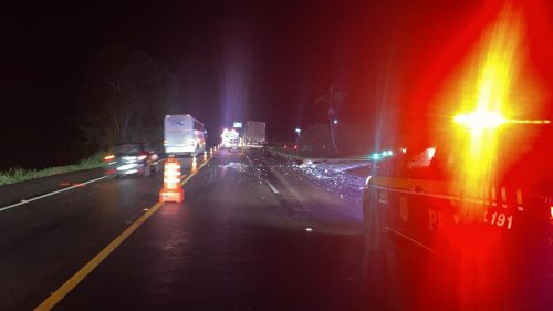 Motorista morre ao atingir traseira de caminhão na rodovia BR-153