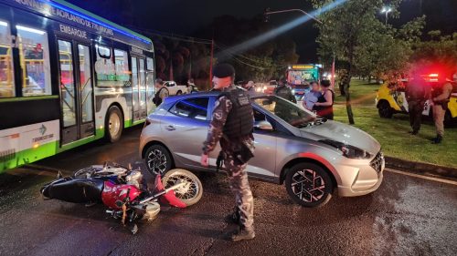 Motociclista é preso após perseguição policial por vários bairros de Cascavel Motociclista é preso após perseguição policial por vários bairros de Cascavel