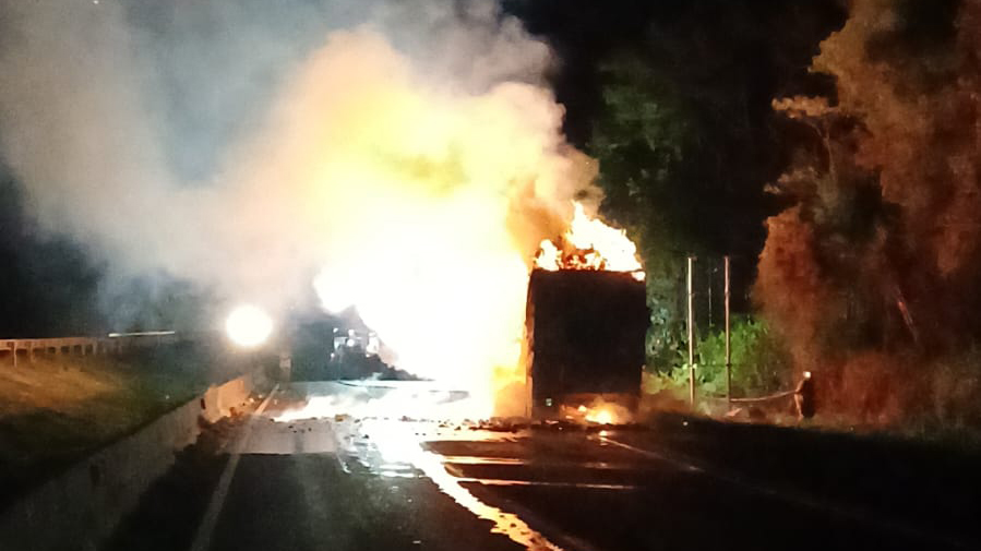 Caminhão pega fogo e provoca interdição na BR-376 em Imbaú