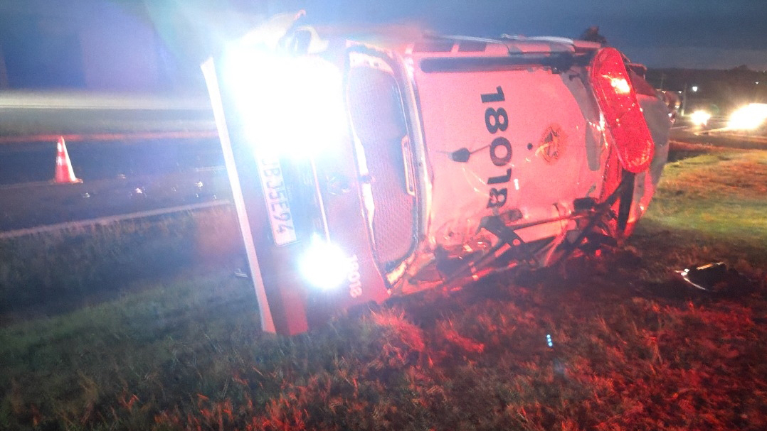 Viatura da PMPR capota após acidente na BR-277 em São Miguel do Iguaçu