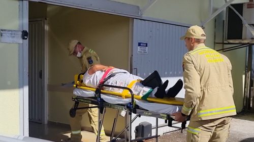 Vítima fica ferida após queda de escada em empresa às margens da BR-277 Vítima fica ferida após queda de escada em empresa às margens da BR-277