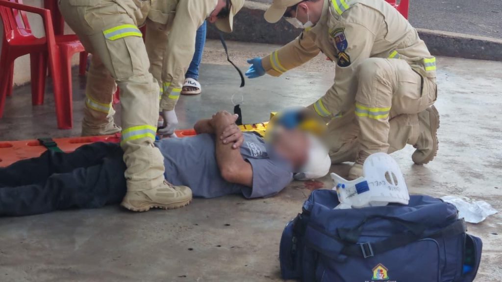 Homem bate a cabeça após cair de degrau