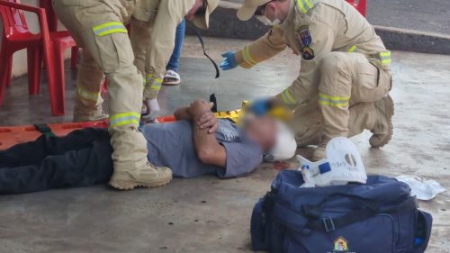 Homem bate a cabeça após cair de degrau Homem bate a cabeça após cair de degrau