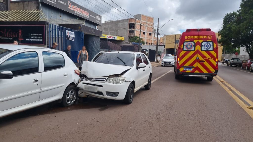 Palio bate na traseira de carros estacionados e Siate é acionado