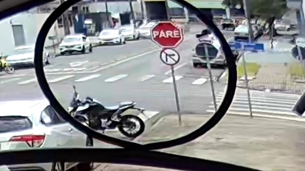 Vídeo mostra Palio colidindo em carros estacionados na Rua Paraguai