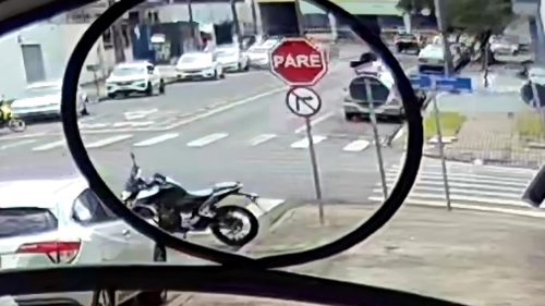 Vídeo mostra Palio colidindo em carros estacionados na Rua Paraguai