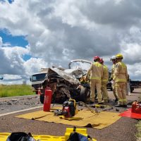 Imagem referente a Motorista fica encarcerado após forte colisão com caminhão na BR-277, em Cascavel