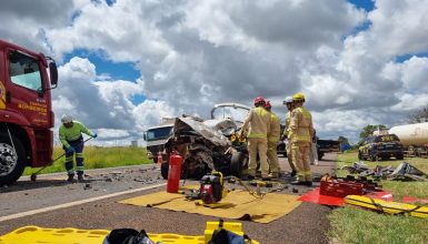Imagem referente a Motorista fica encarcerado após forte colisão com caminhão na BR-277, em Cascavel