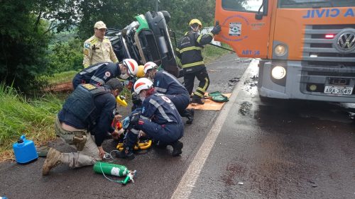 Colisão frontal entre caminhão, van da saúde e carro deixa seis feridos na BR-369