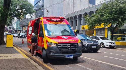 Mulher quebra o braço após queda em escada de restaurante no Centro de Cascavel