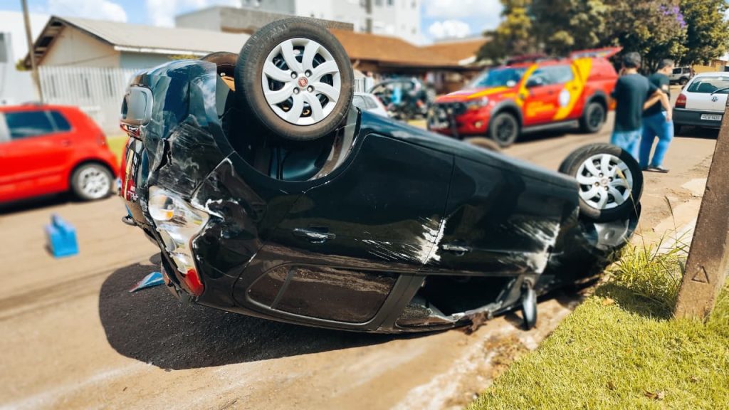 Palio capota em acidente de trânsito na Rua Castro