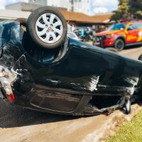 Imagem referente a Palio capota em acidente de trânsito na Rua Castro