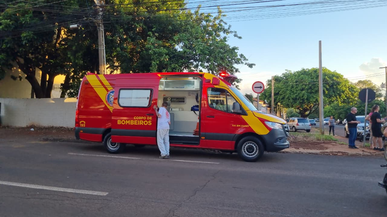 Adolescente conduzindo moto se envolve em acidente na Rua Cuiabá Adolescente conduzindo moto se envolve em acidente na Rua Cuiabá
