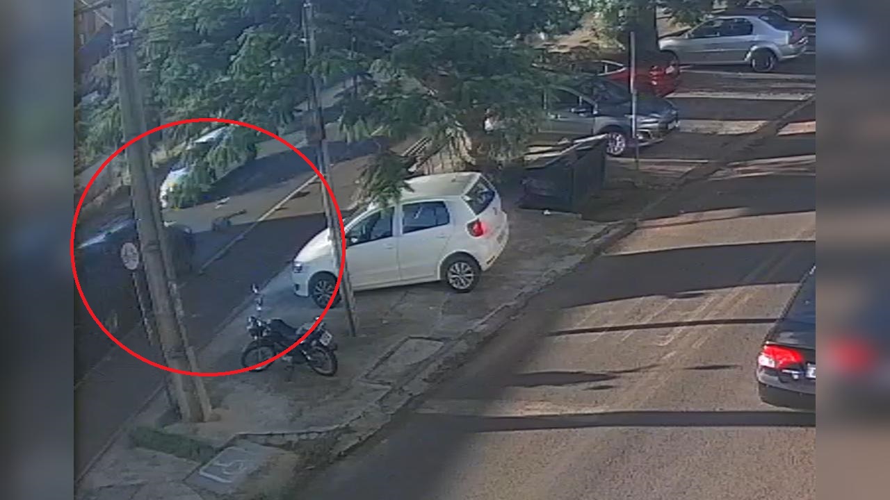 Vídeo mostra momento em que idoso é atropelado na Tito Muffato Vídeo mostra momento em que idoso é atropelado na Tito Muffato